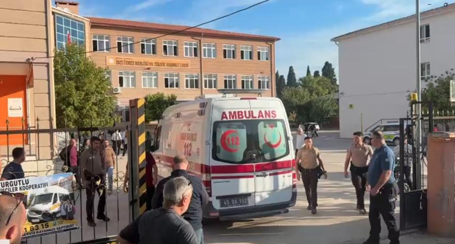 Manisa'da lise önünde silahlı saldırı: Olay yerinden ilk görüntüler