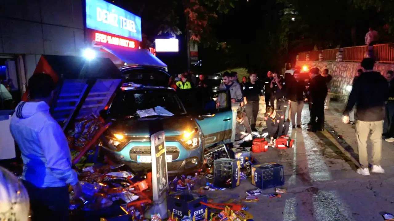 Tunceli’de Otomobil, Yol Kenarındaki Büfeye Çarptı: Beş Yaralı
