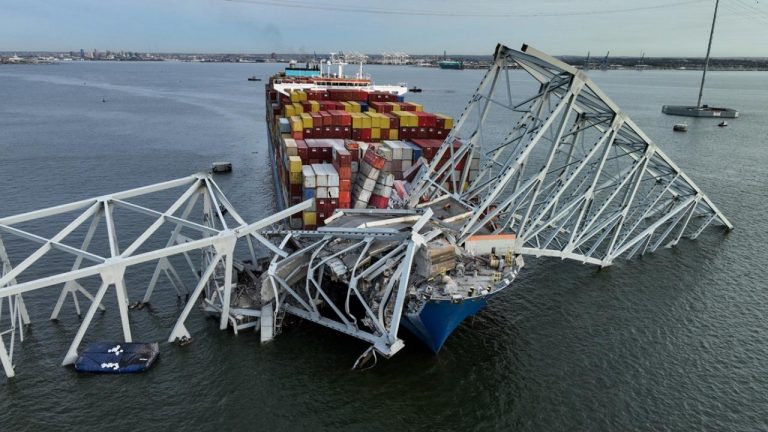 ABD'de çöken köprüden nehre düşen tahmini 6 kişinin hayatını kaybettiği tahmin ediliyor