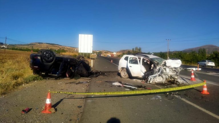 Malatya'da 3 otomobil çarpıştı: 2 ölü, 4 yaralı