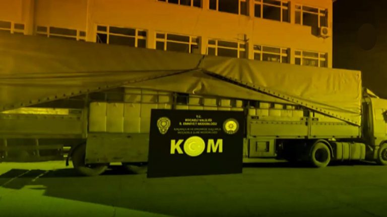 Kocaeli’de şüpheli bir kamyonda 5,25 ton kaçak pipo tütünü bulundu