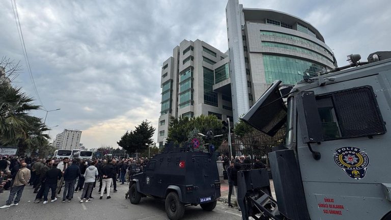 Akdeniz’de belediye başkanı ve 4 belediye meclis üyesi tutuklandı