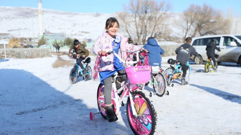 İzmirli öğretmenler Doğu köylerindeki çocukların bisiklet hayalini gerçeğe dönüştürdü