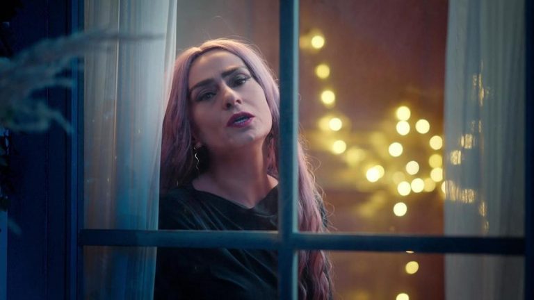 Ünlü sanatçının yüzü yandı | Saç boyalarındaki tehlike nedir? – Sağlık Haberleri