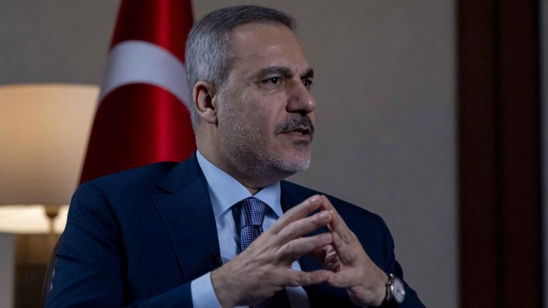 PKK’yı destekleme yönündeki mecburiyetten ABD’nin çıkması gerekiyor