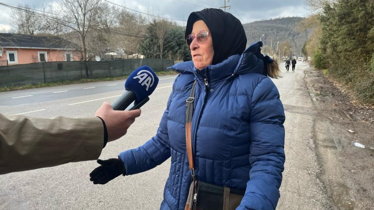 Sokak köpeği bağlı yaşlı kadın, caddeyi bir sopayla terk ediyor