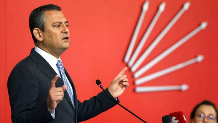 Özgür Özel, 1276 Oyun 1171’i alarak CHP’nin yeni lideri seçildi