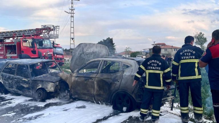 İki arabanın Burdur ile çarpıştığı kazada 1 kişi öldü, 4 kişi yaralandı