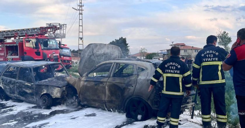 İki arabanın Burdur ile çarpıştığı kazada 1 kişi öldü, 4 kişi yaralandı
