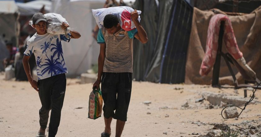 Video. Gazze’de yeni açılan yardım merkezinde binlerce kişi toplandı