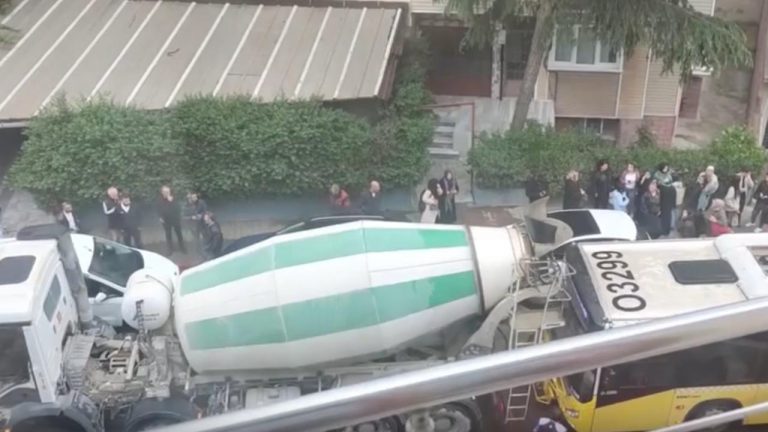 IETT otobüsü beton bir mikserle çarpıştı, trafik yoğunluğu meydana geldi