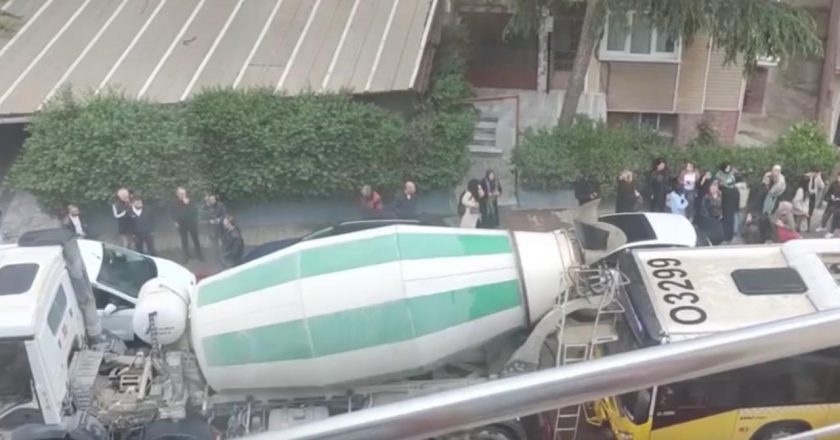 IETT otobüsü beton bir mikserle çarpıştı, trafik yoğunluğu meydana geldi