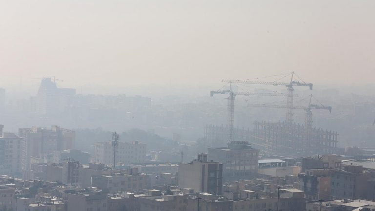 İran’ın bazı şehirlerinde okullar bir kum fırtınası nedeniyle tatilde