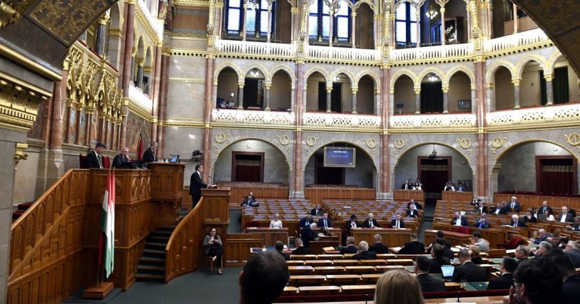 Macaristan parlamentosu tartışmalı ‘şeffaflık’ yasasını sonbaharda oylayacak
