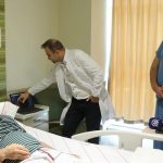 Parkinson hastası, 14 yıllık titreme ve yürüyüş bozukluğundan beyin piliyle kurtuldu