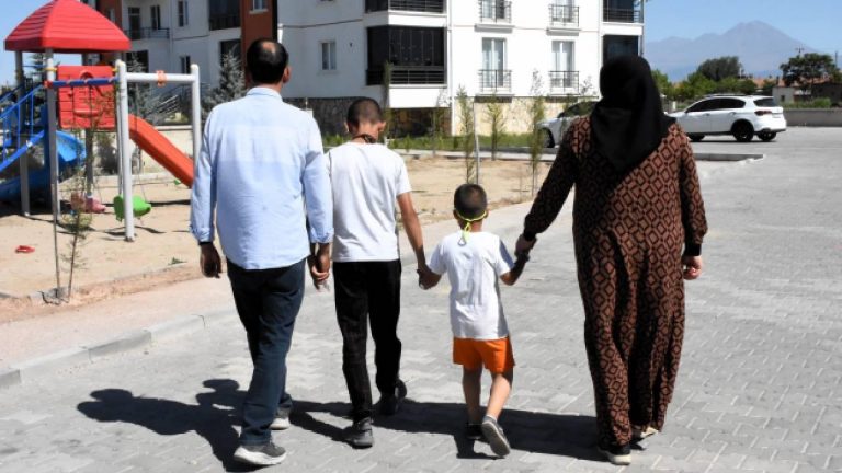 Koruyucu ailelerin yanında 10 binden fazla çocuk aile sıcaklığında büyüyor