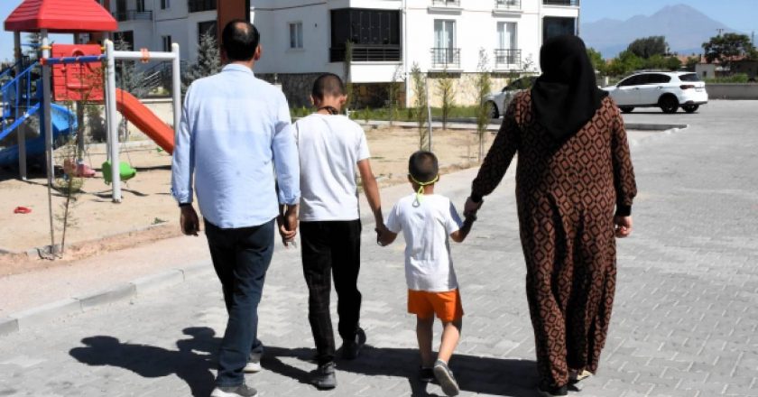 Koruyucu ailelerin yanında 10 binden fazla çocuk aile sıcaklığında büyüyor