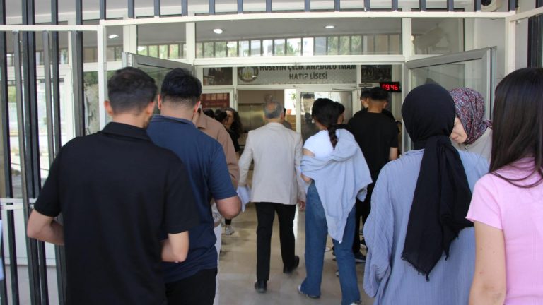 YKS’nin üçüncü oturumu Yabancı Dil Testi başladı