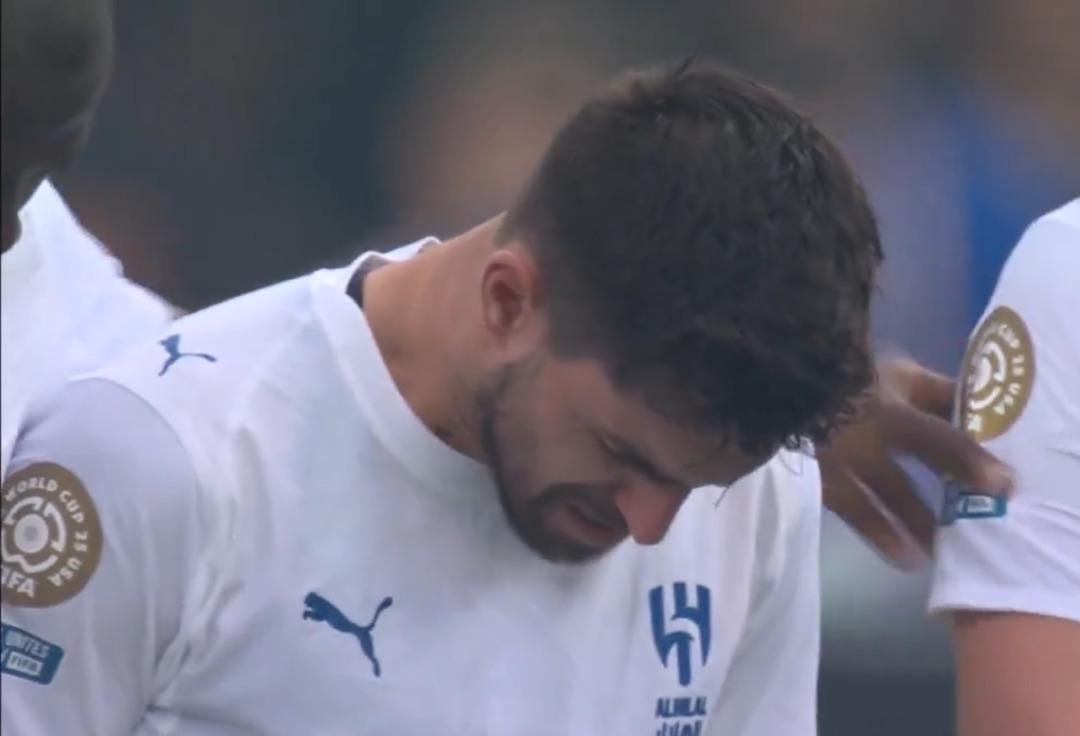 Liverpool'un yıldızı Diogo Jota son yolculuğuna atıldı! Samimi arkadaşının tabutunu getirirken gözyaşlarına boğuldu 6