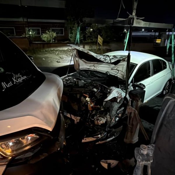 Kocaeli’de servis minibüsüyle otomobil çarpıştı: 10 yaralı