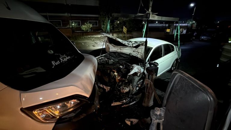 Kocaeli’de servis minibüsüyle otomobil çarpıştı: 10 yaralı