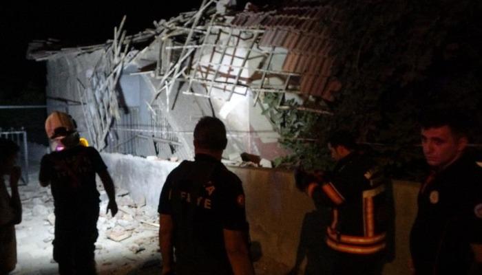 Malatya’da hasarlı evin çatısı çöktü