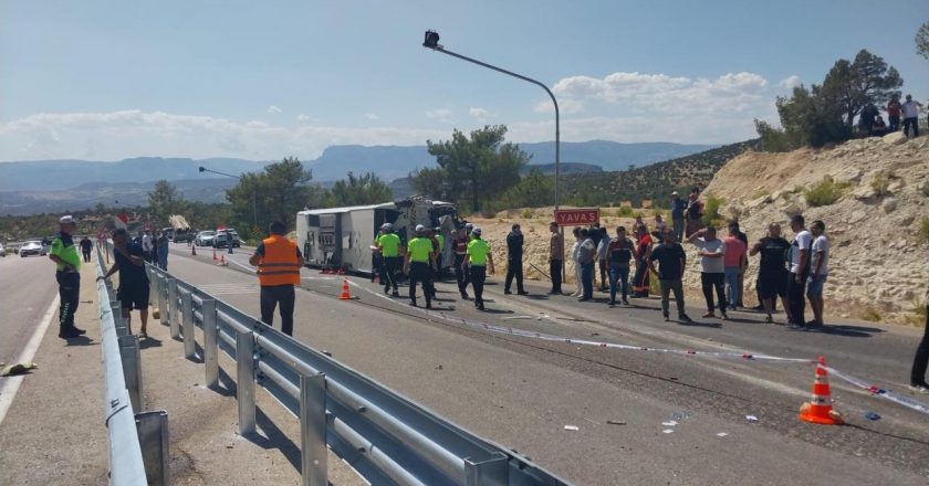 Mersin'de otobüs ile kamyon çarpıştı: Ölü ve yaralılar var