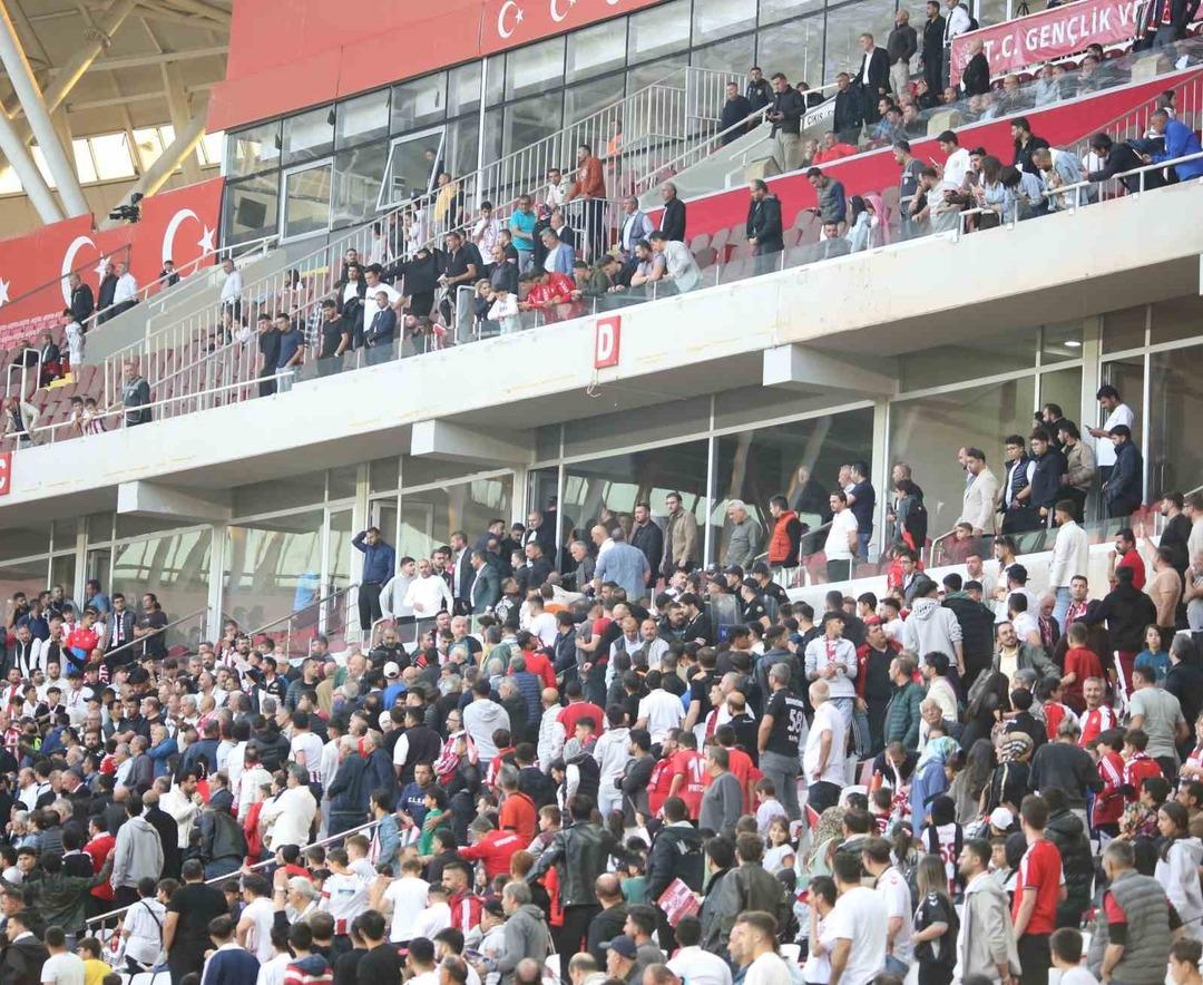 Trendyol 1.Lig de Sivassport ve Serik Sport Met! Oyunun son dakikalarında ciddi şekilde karıştı! Sivassport Başkanı Hayranlarla Konuştu ... 2