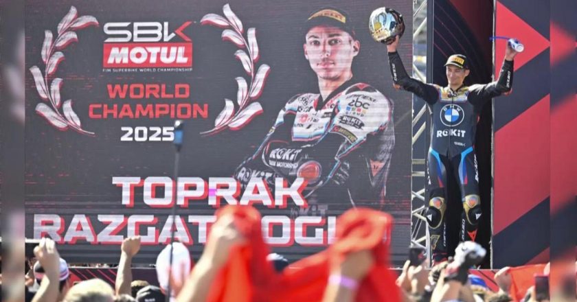 Dünya Şampiyonu CNN TÜRK’te: 21 kez İstiklal Marşını dinlettik!