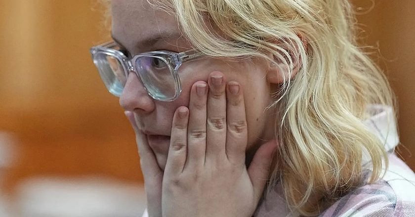 Rusya’da savaş karşıtı şarkı söyleyen 18 yaşındaki müzisyenin gözaltı süresi yeniden uzatıldı