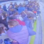 Durakta fenalaşan 14 yaşındaki genç, metrobüsün çarpması sonucu hayatını kaybetti.