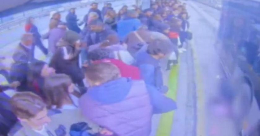 Durakta fenalaşan 14 yaşındaki genç, metrobüsün çarpması sonucu hayatını kaybetti.